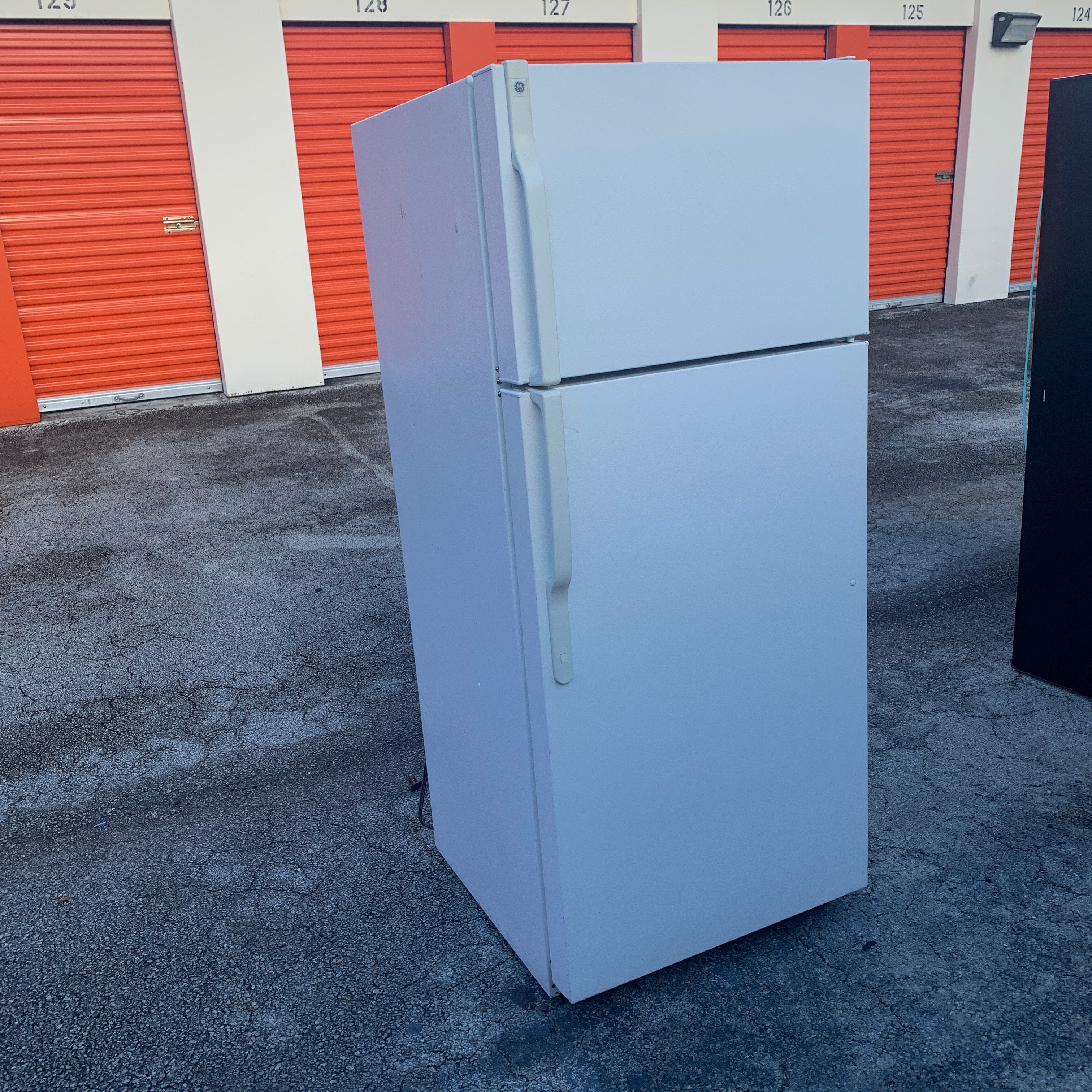 GE Top and Bottom Refrigerator GE Top and Bottom Refrigerator
